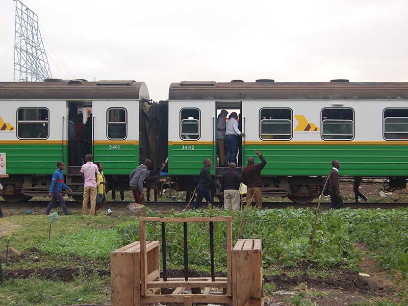 В Африке людей на работу возит поезд-церковь