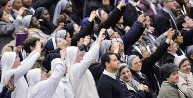 Папа — итальянским секулярным институтам: быть в мире, как душа в теле