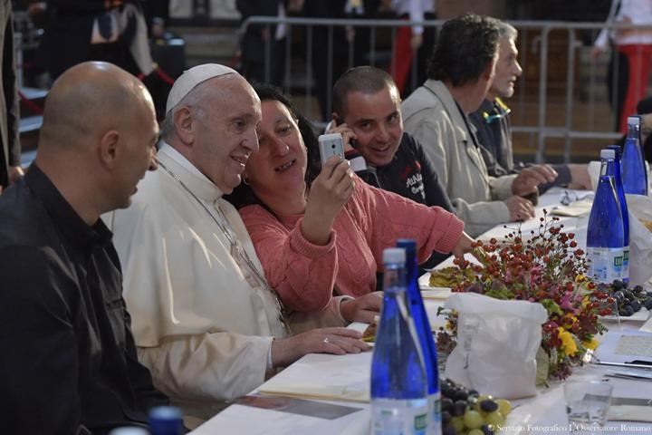 Святейший Отец принял участие в обеде с бедными в Болонье