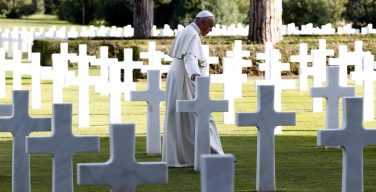 В День поминовения всех усопших верных Папа Франциск возглавил Евхаристию на итальянском мемориальном кладбище и сказал антивоенную проповедь (+ ФОТО)