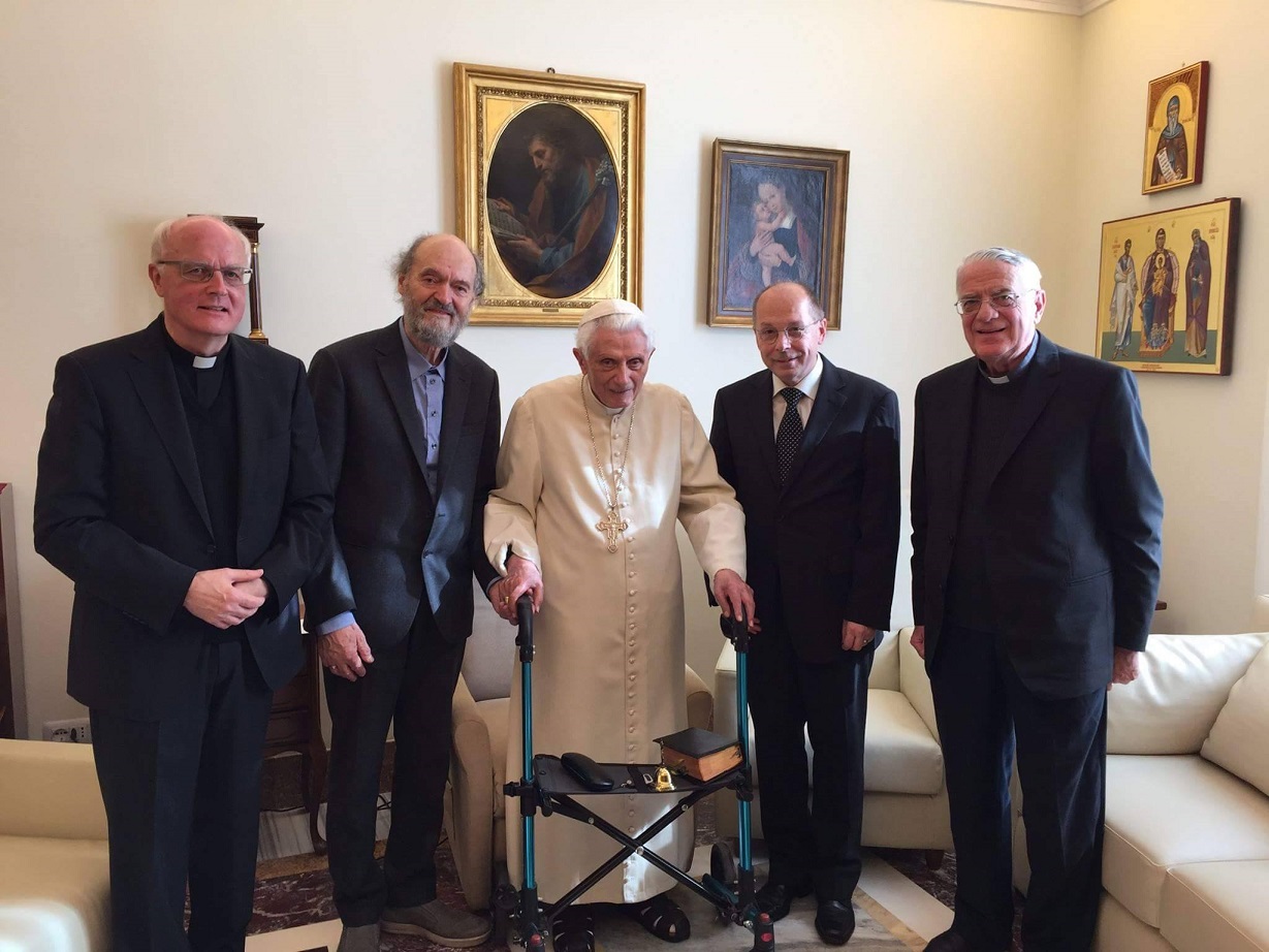 Папа Франциск вручил Премию Ратцингера