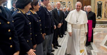 Папа — полицейским: вашу работу недооценивают, но будьте милосердны (ФОТО)
