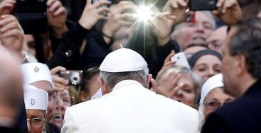 Папа Франциск пожурил священников, которые пользуются гаджетами во время Св. Мессы
