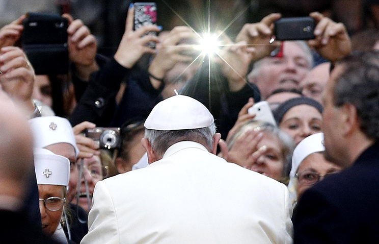 Папа Франциск пожурил священников, которые пользуются гаджетами во время Св. Мессы