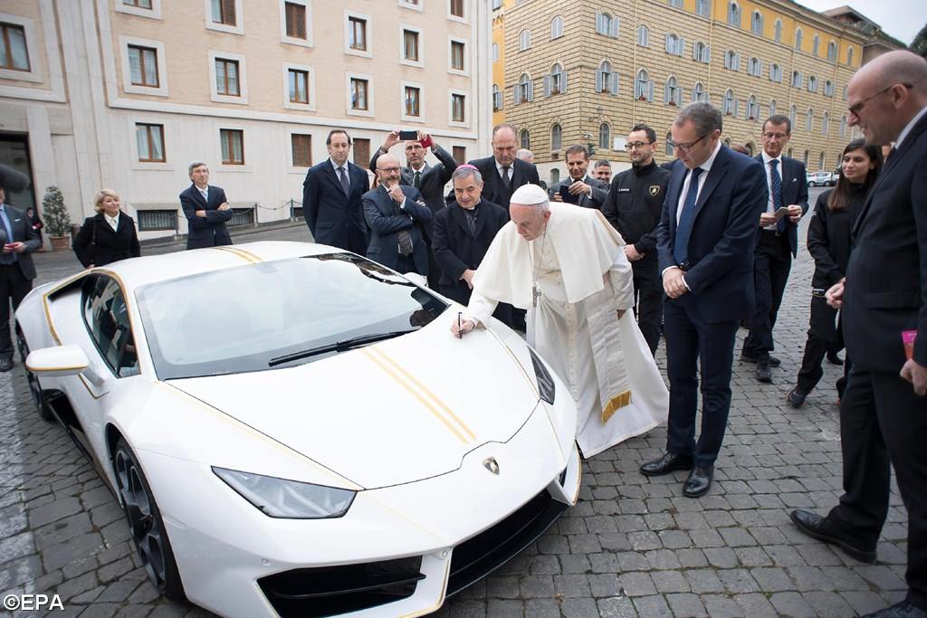 Подаренный Папе «Lamborghini» послужит нуждающимся