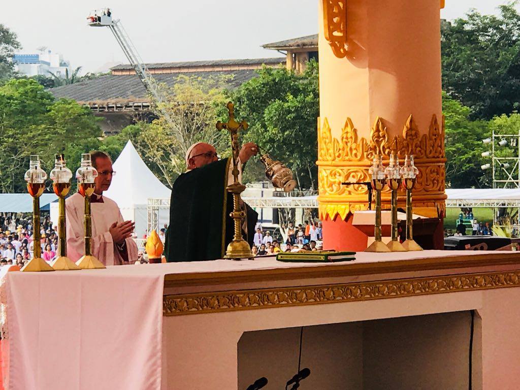 Папа на Мессе в Янгоне: любовь распятого Христа — это «духовный GPS»