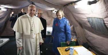 Папа посетил Медицинский пункт солидарности