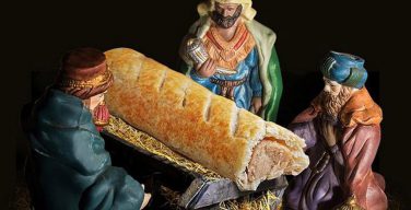 В рекламе британской пекарни вместо Христа в ясли поместили сосиску в тесте
