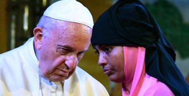 Папа Франциск попросил прощения у народа рохинджа «за равнодушие мира»