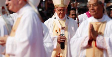 Папа на Мессе в Дакке: нужно поддерживать священников молитвой