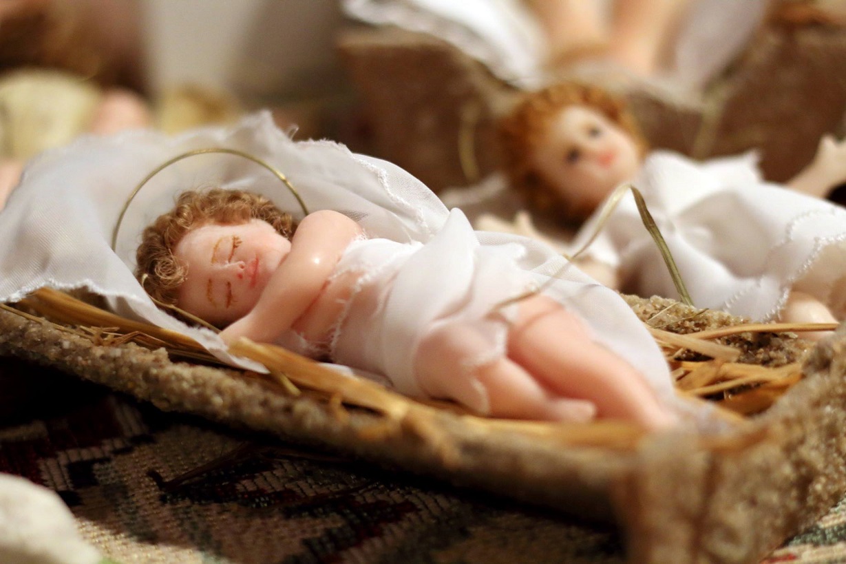Традиции Адвента: восстановление фигурок Младенца Иисуса для рождественских яслей