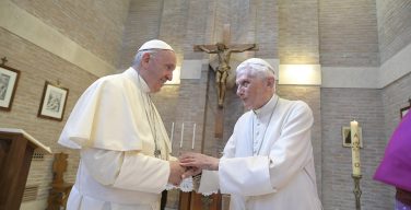 Папа Франциск поздравил Бенедикта XVI с Рождеством