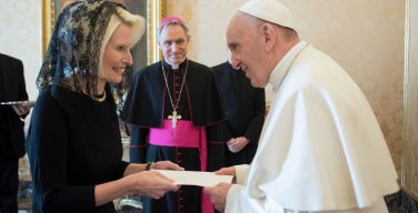 Папа Франциск принял верительные грамоты нового посла США (ФОТО)
