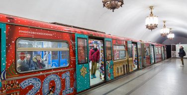 Поезд «Путешествие в Рождество» запустили на Кольцевой линии московского метро (ФОТО)