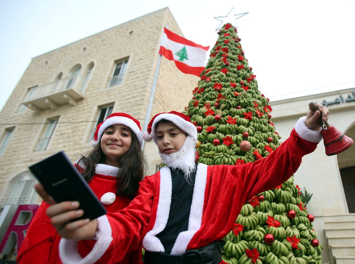 В Ливане установили рождественскую елку из тонны бананов