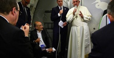 Папа Франциск дал пресс-конференцию на борту самолета