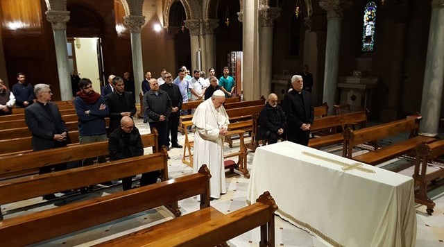 Папа посетил Курию иезуитов в Риме и помолился у гроба брата Муры