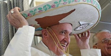 Папа Франциск выставит свое сомбреро на благотворительный аукцион
