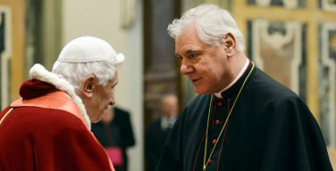 Бенедикт XVI – кард. Мюллеру: «Ты защищал ясные традиции веры, но в духе Папы Франциска старался понять, как применить их к сегодняшнему дню»