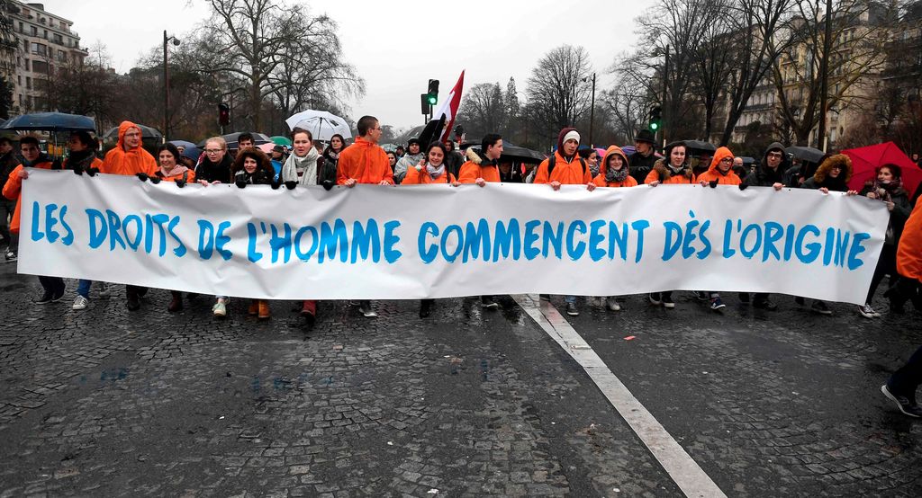 Несмотря на сильный ливень, 40 тысяч парижан приняли участие в Марше за жизнь