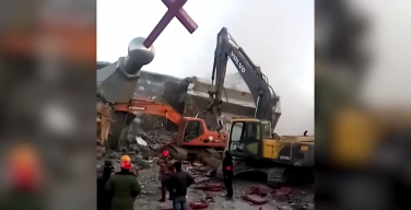 В Китае разрушили второй за месяц католический храм (ВИДЕО)