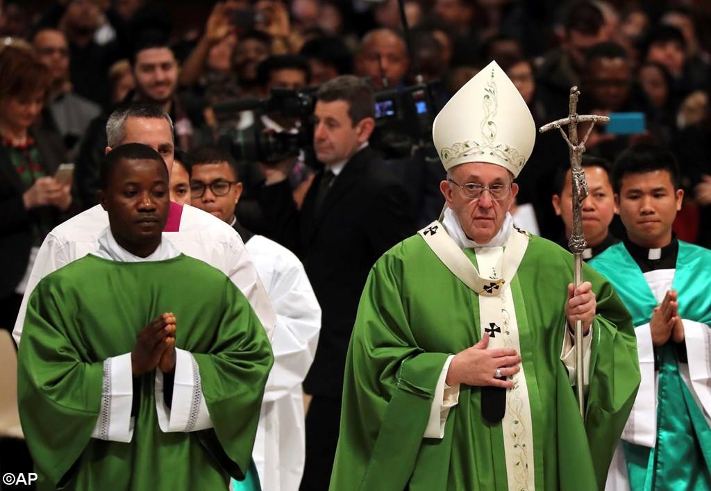 Папа на Мессе о мигрантах: отказываться от встречи с другими — это грех