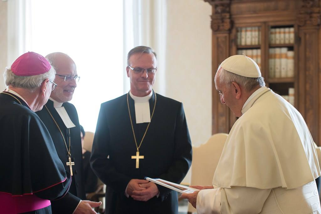 Папа: католики и лютеране призваны возвещать главенство Бога в секуляризованном мире (+ ФОТО)