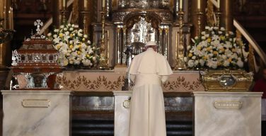 Папа Франциск: молитва у мощей перуанских святых (ФОТО)