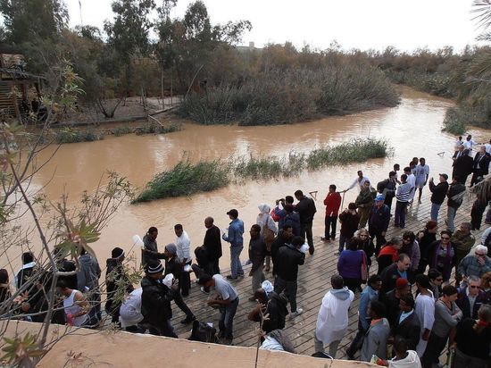 Исследовали установили, что в точном месте Крещения Христа на Иордане нет воды, река изменила русло