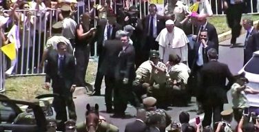 Чили: Папа Римский остановил кортеж ради упавшей с лошади женщины-полицейской (ВИДЕО)