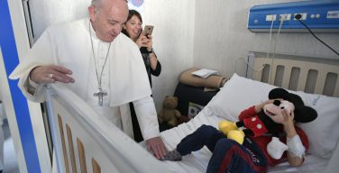 Папа посетил детскую больницу «Бамбино Джезу» в Палидоро (ФОТО)
