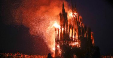 В РПЦ возмутились сожжением «католического храма» из веток на Масленницу