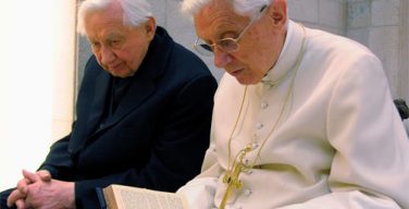 Георг Ратцингер: Бенедикт XVI страдает неврологической болезнью, которая постепенно парализует его