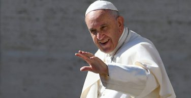 Папа Римский выпустил книгу «Бог молод»