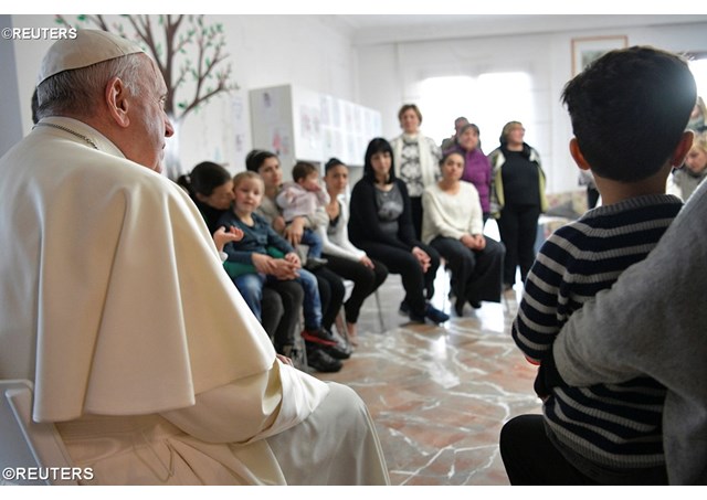 Папа Франциск посетил дом для заключенных женщин с детьми