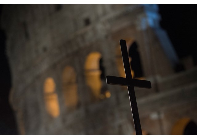 В Риме проходит традиционный Крестный путь в Колизее
