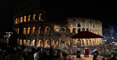 Папа Франциск вознес молитву на богослужении Крестного пути в Римском Колизее