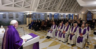 На Мессе в Доме Св. Марфы Папа Франциск предостерег от восприятия религии как зрелища