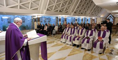 На Мессе в Доме Св. Марфы Папа призвал в трудные моменты жизни взирать на Распятого