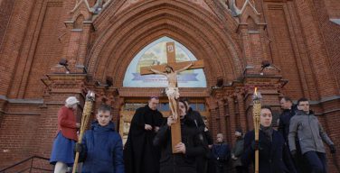 Общегородские богослужения Крестного пути прошли в Москве и Санкт-Петербурге