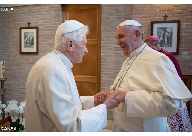 Папа Франциск поздравил Папу на покое Бенедикта XVI с наступающей Пасхой