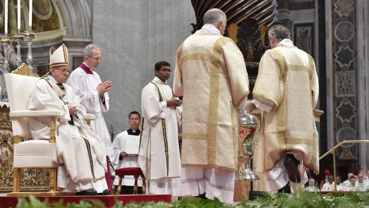 Папа Франциск возглавил Мессу освящения мира и елея в Ватикане
