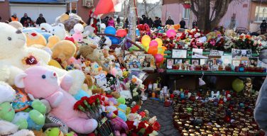Католики Кемерова помолились на месте трагедии у ТРЦ «Зимняя вишня»