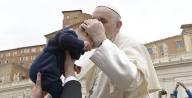 Папа Франциск посвятил свою катехезу на общей аудиенции Таинству Крещения