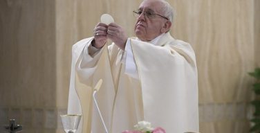 Папа Франциск на Мессе в Доме Святой Марфы призвал не сопротивляться Святому Духу