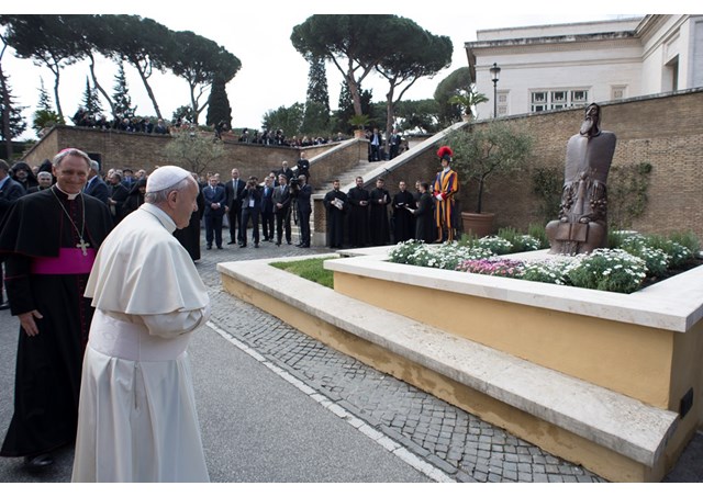 Папа Франциск освятил статую святого Григория Нарекаци