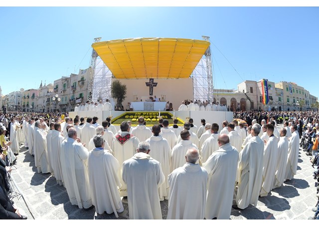 В продолжение своего визита на юг Италии Папа Франциск отслужил Мессу в Мольфетте