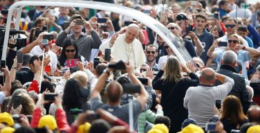 На общей аудиенции 9 мая Папа Франциск рассказал о неизгладимой печати Крещения