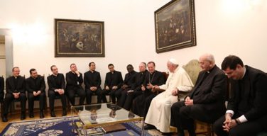 Папа Франциск встретился с молодыми ватиканскими дипломатами