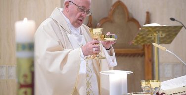 Папа Франциск на Мессе в Доме Св. Марфы: передавая веру, мы оправдываем себя перед Богом